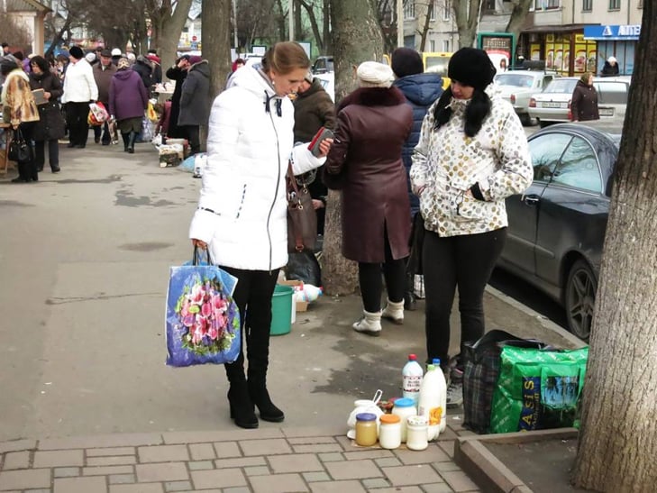 У Хмельницькому продовжують боротися з бабусями на стихійних ринках - фото 2