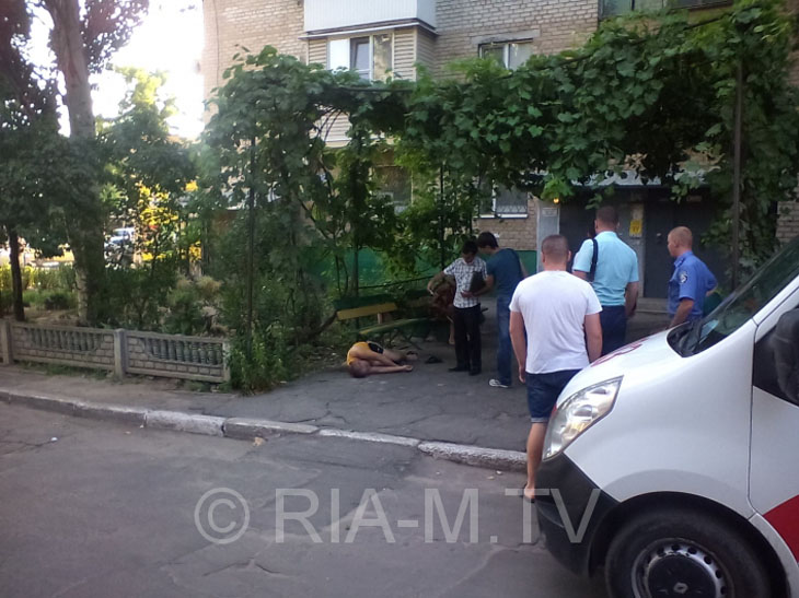 У Мелітополі молодий чоловік помер біля свого будинку - фото 2