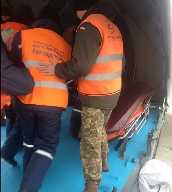 З Дніпропетровська спецлітаком ЗСУ евакуювали важкопоранених - фото 1