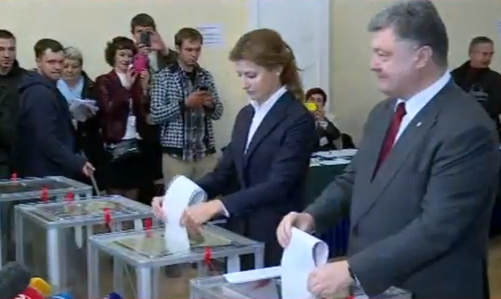 Як голосував Порошенко з дружиною  - фото 3