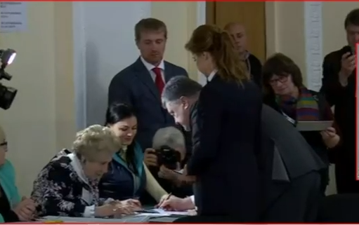 Як голосував Порошенко з дружиною  - фото 2