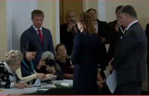 Як голосував Порошенко з дружиною  - фото 1