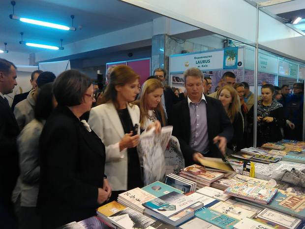 Марина Порошенко купує книги на Форумі видавців - фото 2