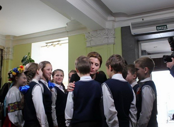 Дружина Порошенка розцілувала всіх школярів у дніпропетровській школі (ФОТО) - фото 1