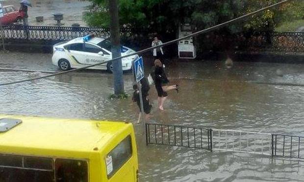 Поліція на руках виносить людей з затоплених маршруток у Львові - фото 1