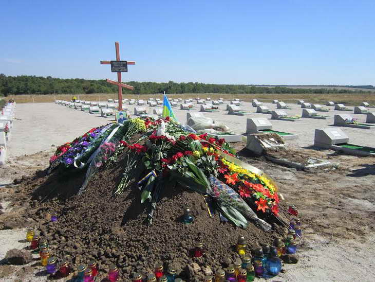 На Кушугумському кладовищі перепоховали 21-річного Дмитра Мартьянова – майданівця, самооборонівця, бійця батальйону “Донбас”, справжнього героя… - фото 12