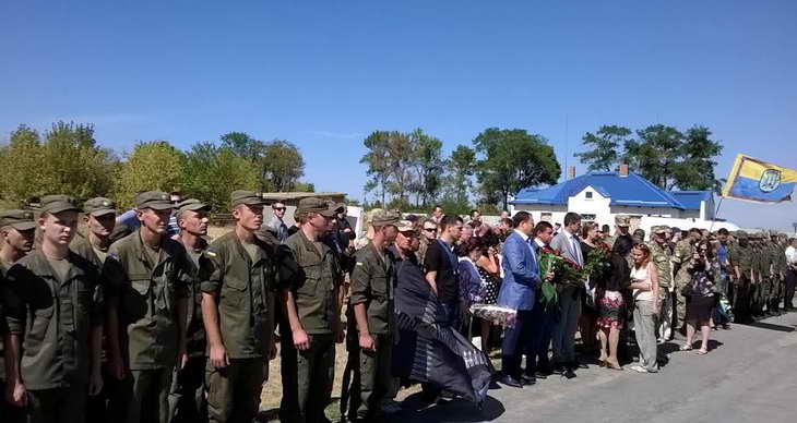 На Кушугумському кладовищі перепоховали 21-річного Дмитра Мартьянова – майданівця, самооборонівця, бійця батальйону “Донбас”, справжнього героя… - фото 1