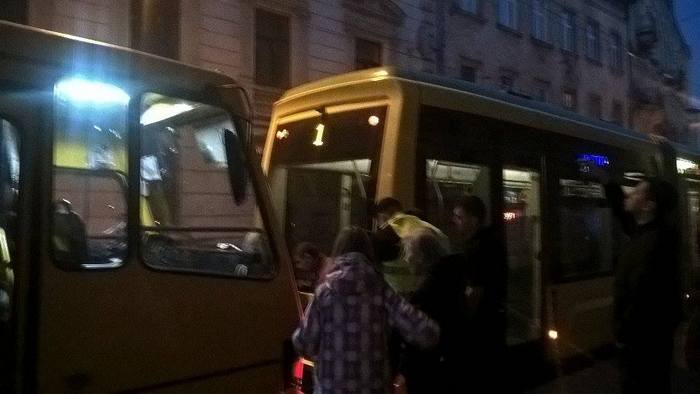 Як у Львові маршрутка "поцілувала" новенький трамвай - фото 3