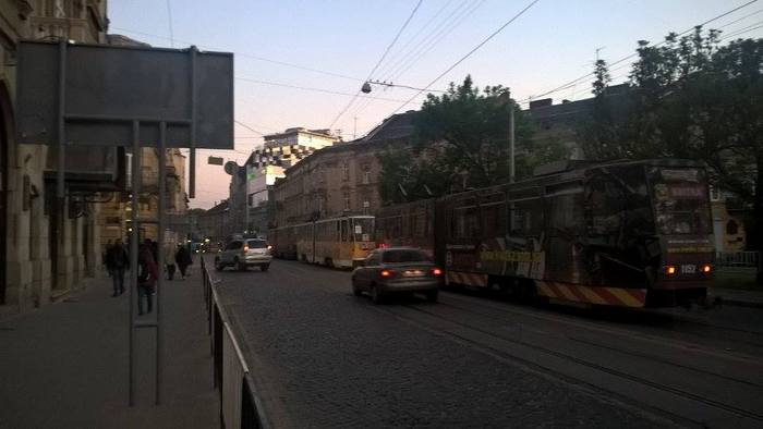 Як у Львові маршрутка "поцілувала" новенький трамвай - фото 2