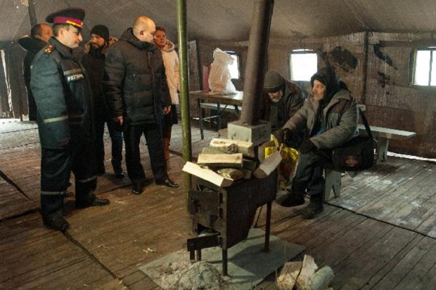 У районі Малого ринку в Запоріжжя обладнаний мобільний пункт, де безхатченки можуть зігрітися та отримати гаряче харчування - фото 3