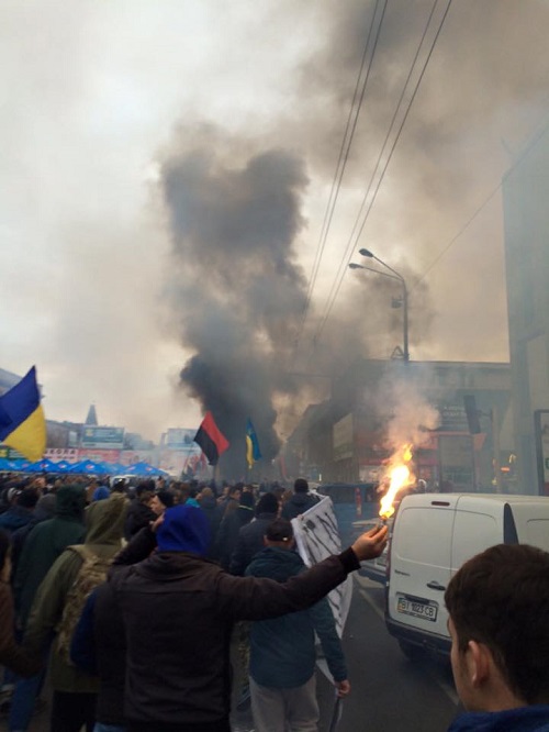 "Азовці" і "правосєки" занурили центр Дніпропетровська у дим і вогонь - фото 1