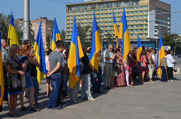 Прапори, що їх вручив бойовим підрозділам Збройних сил і Національної Гвардії Президент України, вшанували запоріжці - фото 2