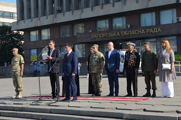 Прапори, що їх вручив бойовим підрозділам Збройних сил і Національної Гвардії Президент України, вшанували запоріжці - фото 3