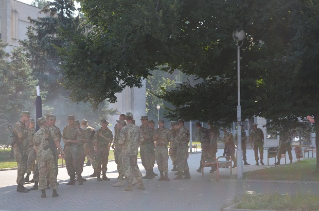 Прапори, що їх вручив бойовим підрозділам Збройних сил і Національної Гвардії Президент України, вшанували запоріжці - фото 6