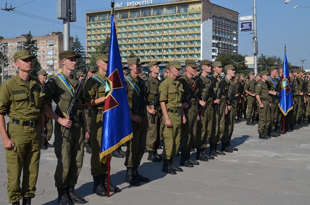 Прапори, що їх вручив бойовим підрозділам Збройних сил і Національної Гвардії Президент України, вшанували запоріжці - фото 1