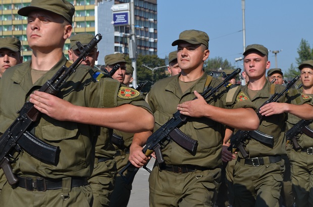 Прапори, що їх вручив бойовим підрозділам Збройних сил і Національної Гвардії Президент України, вшанували запоріжці - фото 5