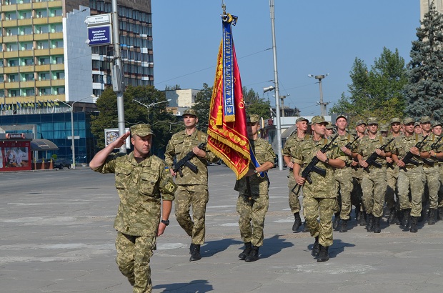 Прапори, що їх вручив бойовим підрозділам Збройних сил і Національної Гвардії Президент України, вшанували запоріжці - фото 4
