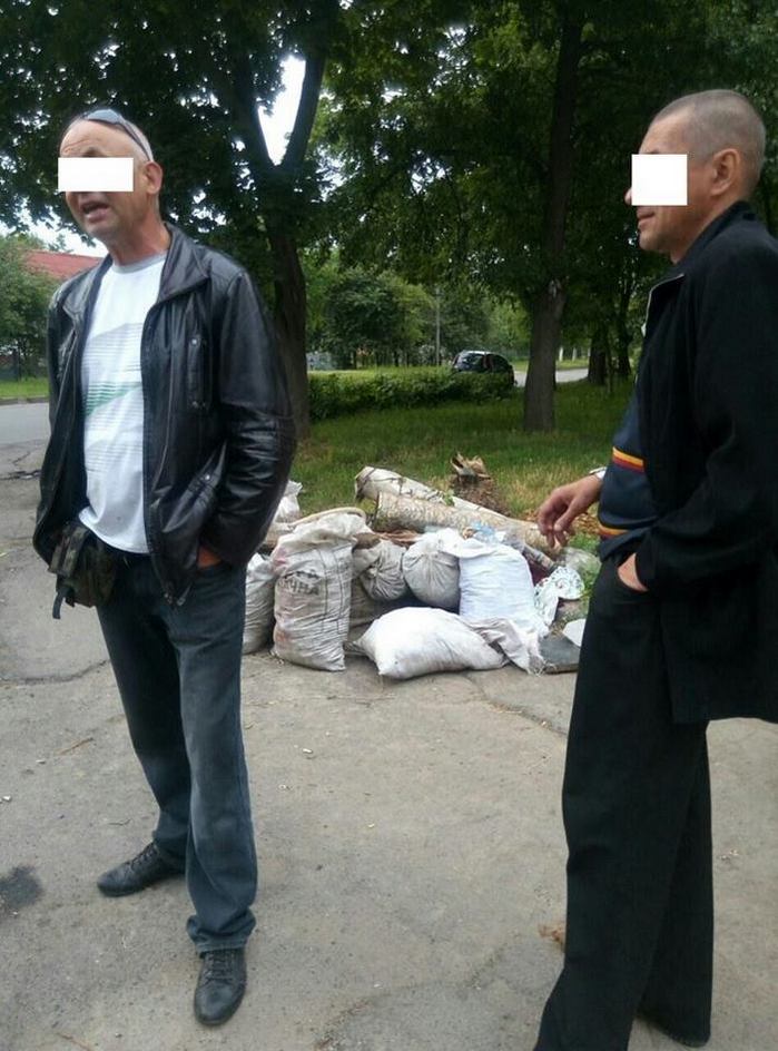 У Луцьку двоє молодиків позбавили депутата прапора України - фото 1
