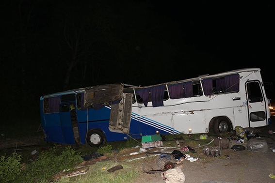 На Вінниччині рейсовий автобус зробив подвійне сальто: десятки постраждалих (ФОТО) - фото 2