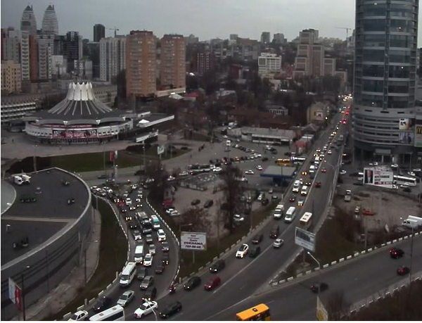 У Дніпропетровську стався величезний затор через патрульні автівки на мості - фото 1