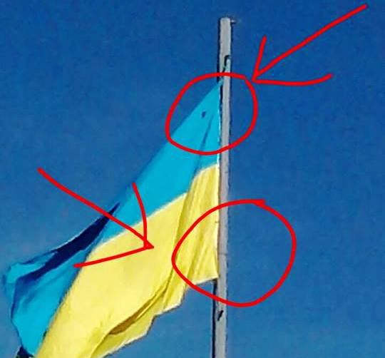Скандал на Сумщині: Головний Державний Прапор виявився з дірками - фото 1