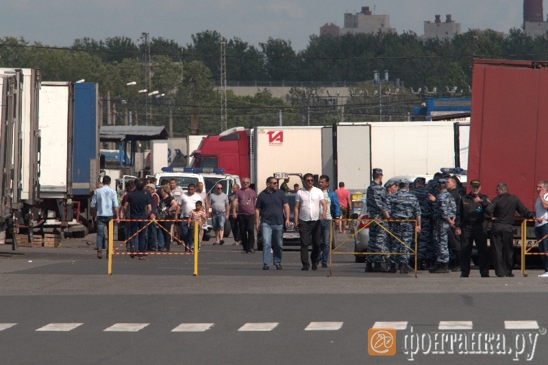 На овочевій базі в Петербурзі побилися близько 200 людей, є загиблі - фото 2