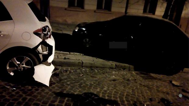 Як у Львові п‘яний водій вночі розбив дві автівки і втік з місця ДТП - фото 1
