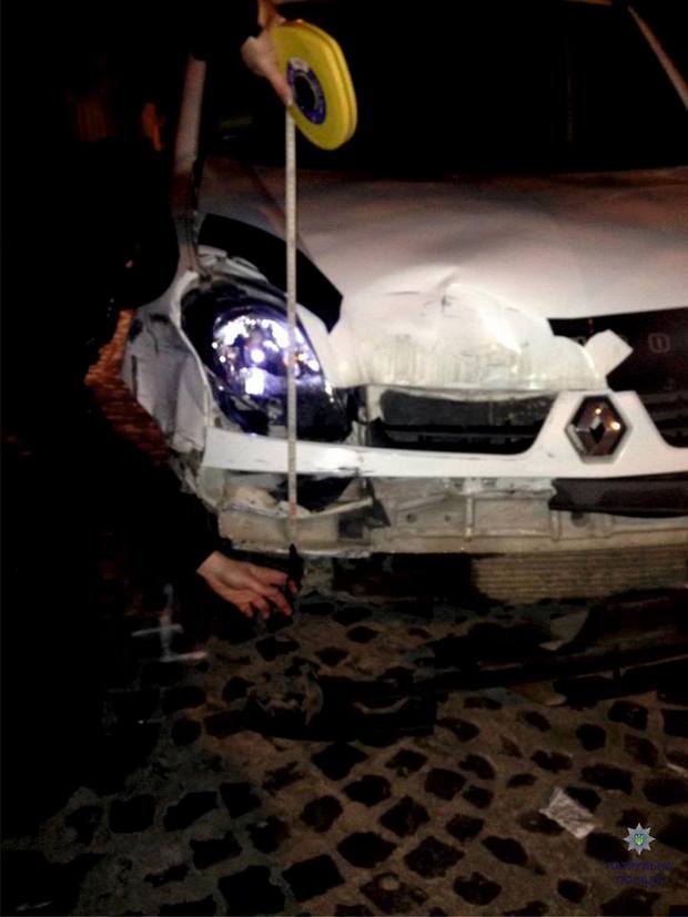 Як у Львові п‘яний водій вночі розбив дві автівки і втік з місця ДТП - фото 2