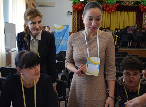Марина Порошенко вручила відповідні документи губернатору і голові облради  - фото 6