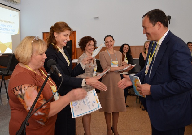 Марина Порошенко вручила відповідні документи губернатору і голові облради  - фото 8