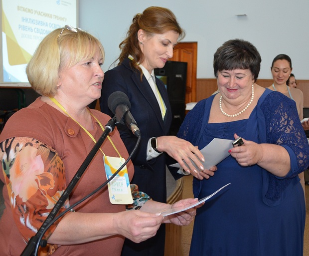 Марина Порошенко вручила відповідні документи губернатору і голові облради  - фото 11