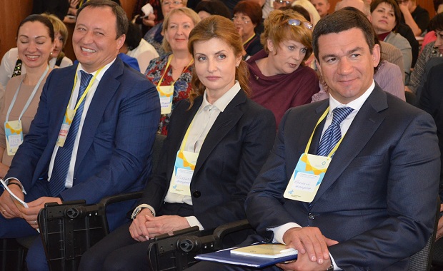 Марина Порошенко вручила відповідні документи губернатору і голові облради  - фото 4
