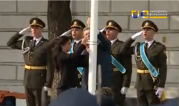 Порошенко підняв прапор разом з донькою замордованого у Горлівці Володимира Рибака - фото 2