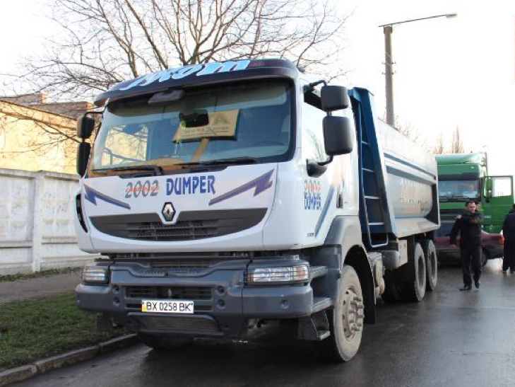 Кам'янець-Подільські радикали блокують вантажівки в місті - фото 1