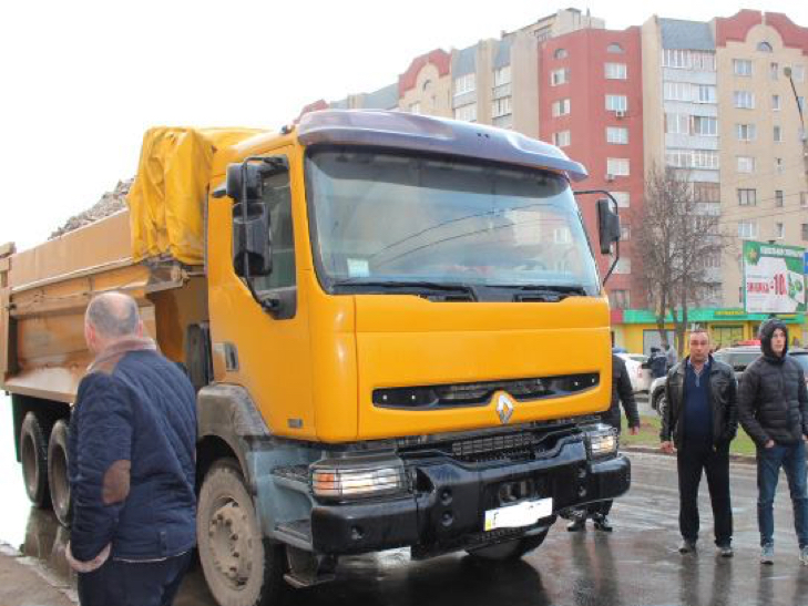 Кам'янець-Подільські радикали блокують вантажівки в місті - фото 2