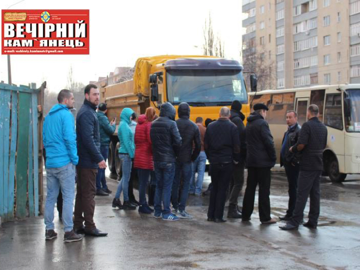 Кам'янець-Подільські радикали блокують вантажівки в місті - фото 3