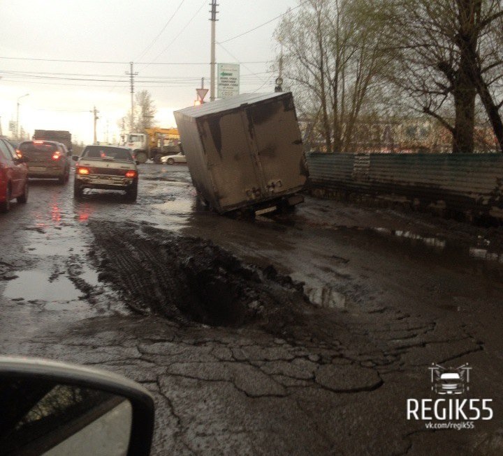 На Росії місто, у якому за наказом Путіна ремонтували дороги, потонуло у багнюці (ВІДЕО) - фото 1