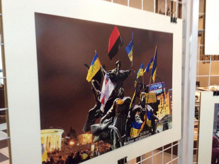 Фотоспомин подій на столичному Майдані презентували у Хмельницькому - фото 7