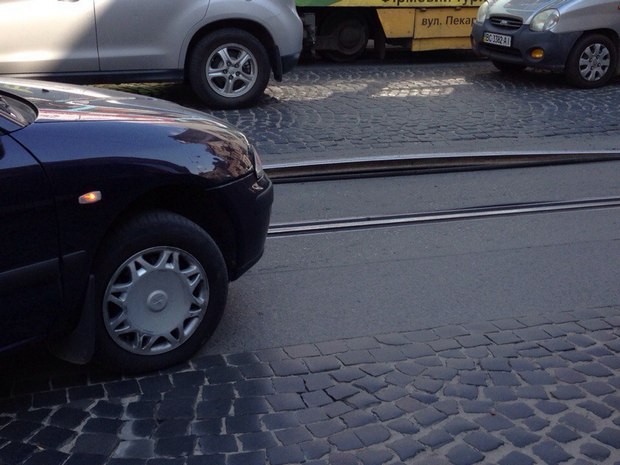 У центрі Львова піднялась трамвайна рельса - фото 1