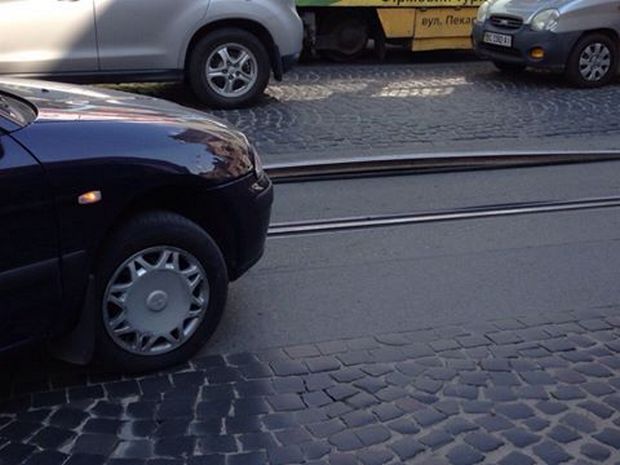 У центрі Львова піднялась трамвайна рельса - фото 2