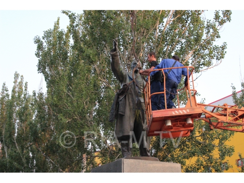 У Мелітополі демонтували три пам'ятника Леніну (ФОТО) - фото 2