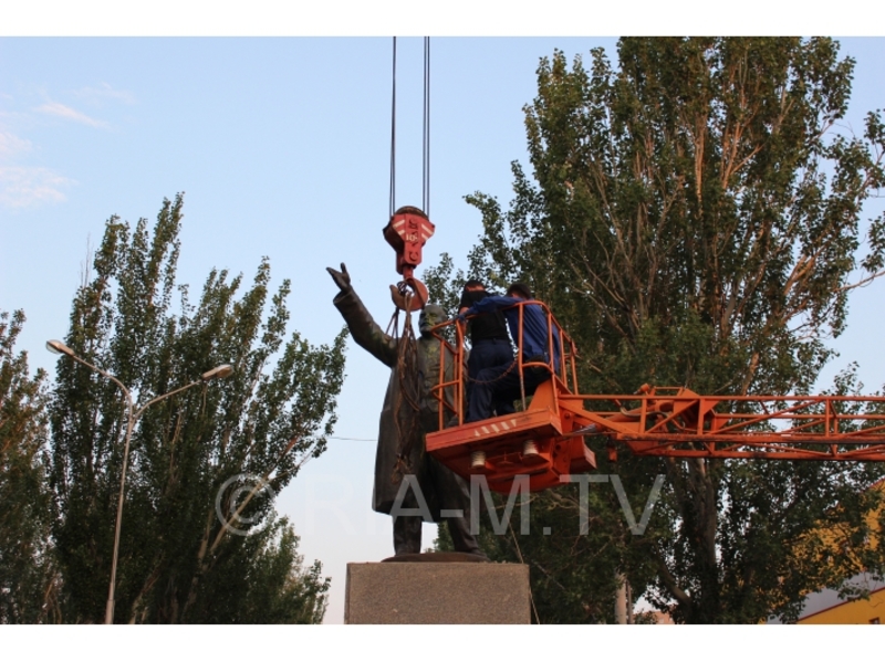 У Мелітополі демонтували три пам'ятника Леніну (ФОТО) - фото 1