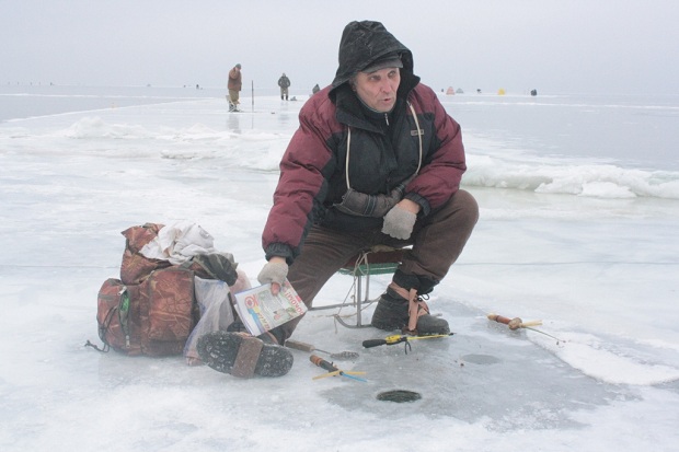 Як запорізькі рибалки випробовують долю на першому льоді - фото 1