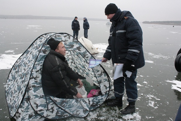 Як запорізькі рибалки випробовують долю на першому льоді - фото 4
