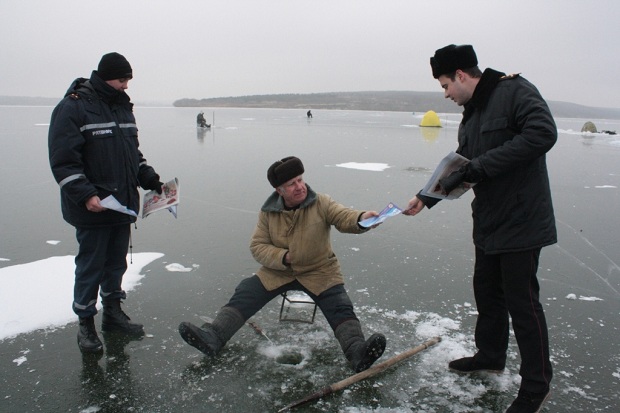 Як запорізькі рибалки випробовують долю на першому льоді - фото 7