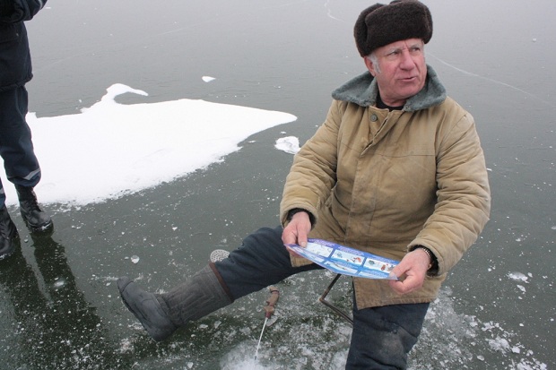 Як запорізькі рибалки випробовують долю на першому льоді - фото 2
