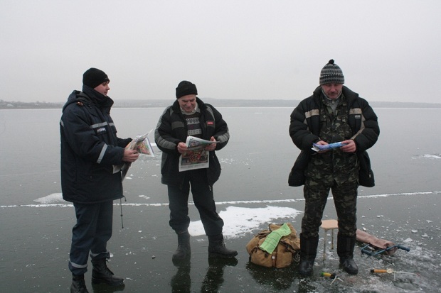 Як запорізькі рибалки випробовують долю на першому льоді - фото 6