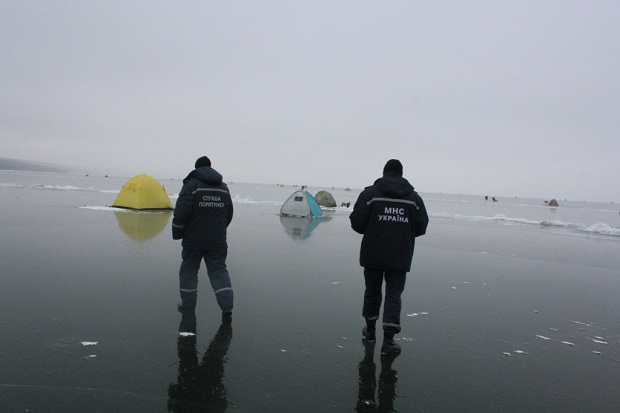 Як запорізькі рибалки випробовують долю на першому льоді - фото 5
