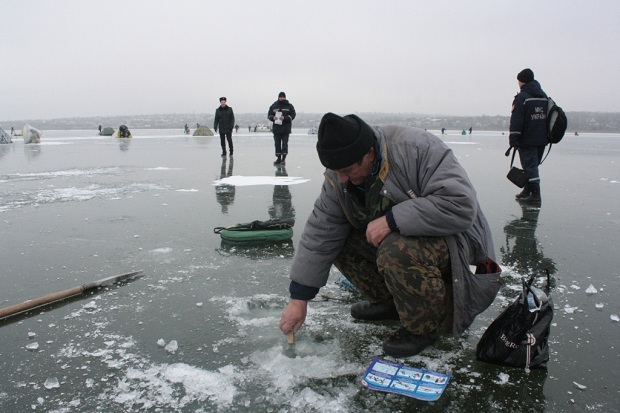 Як запорізькі рибалки випробовують долю на першому льоді - фото 3
