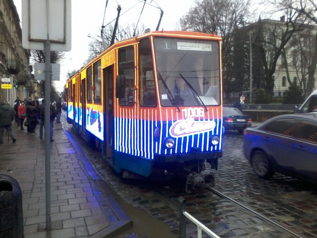 На вулиці Львова виїхав трамвай зі святковою ілюмінацією - фото 1